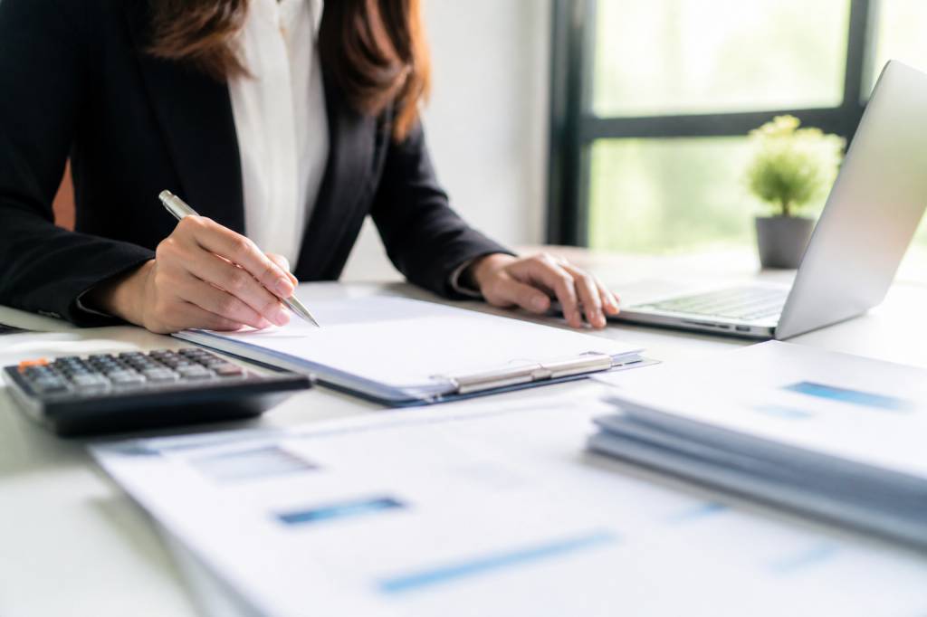 Courtier en gestion de patrimoine : rôle, services et avantages fiscaux